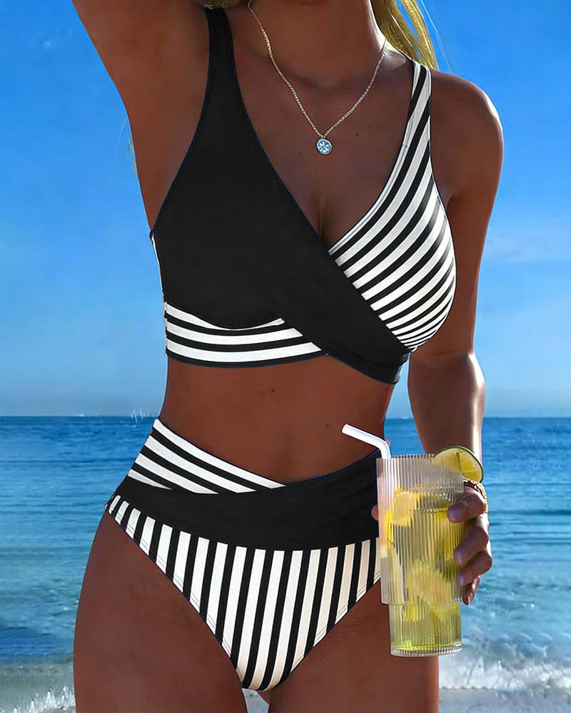 Marrie | Zweifarbiger Bikini mit maritimem Streifendesign
