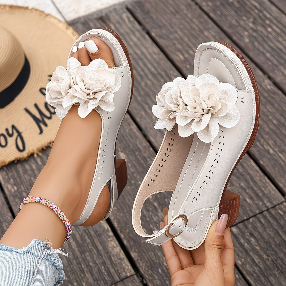 Laiva | Sandalen mit Blütenapplikation und Blockabsatz