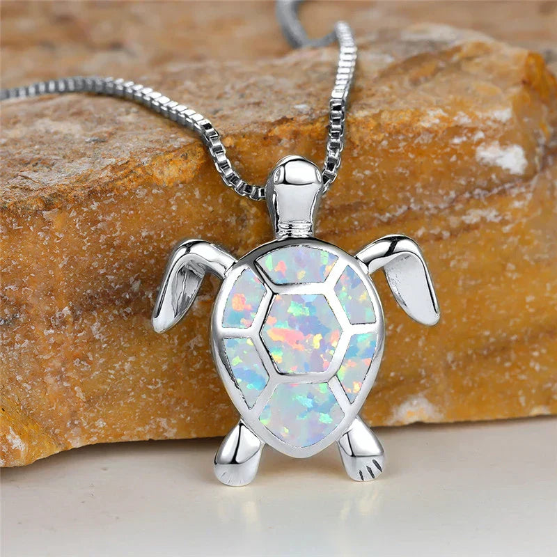 Jade | Schildkrötenanhänger in Grünfeueropal-Optik, Vintage-Halskette