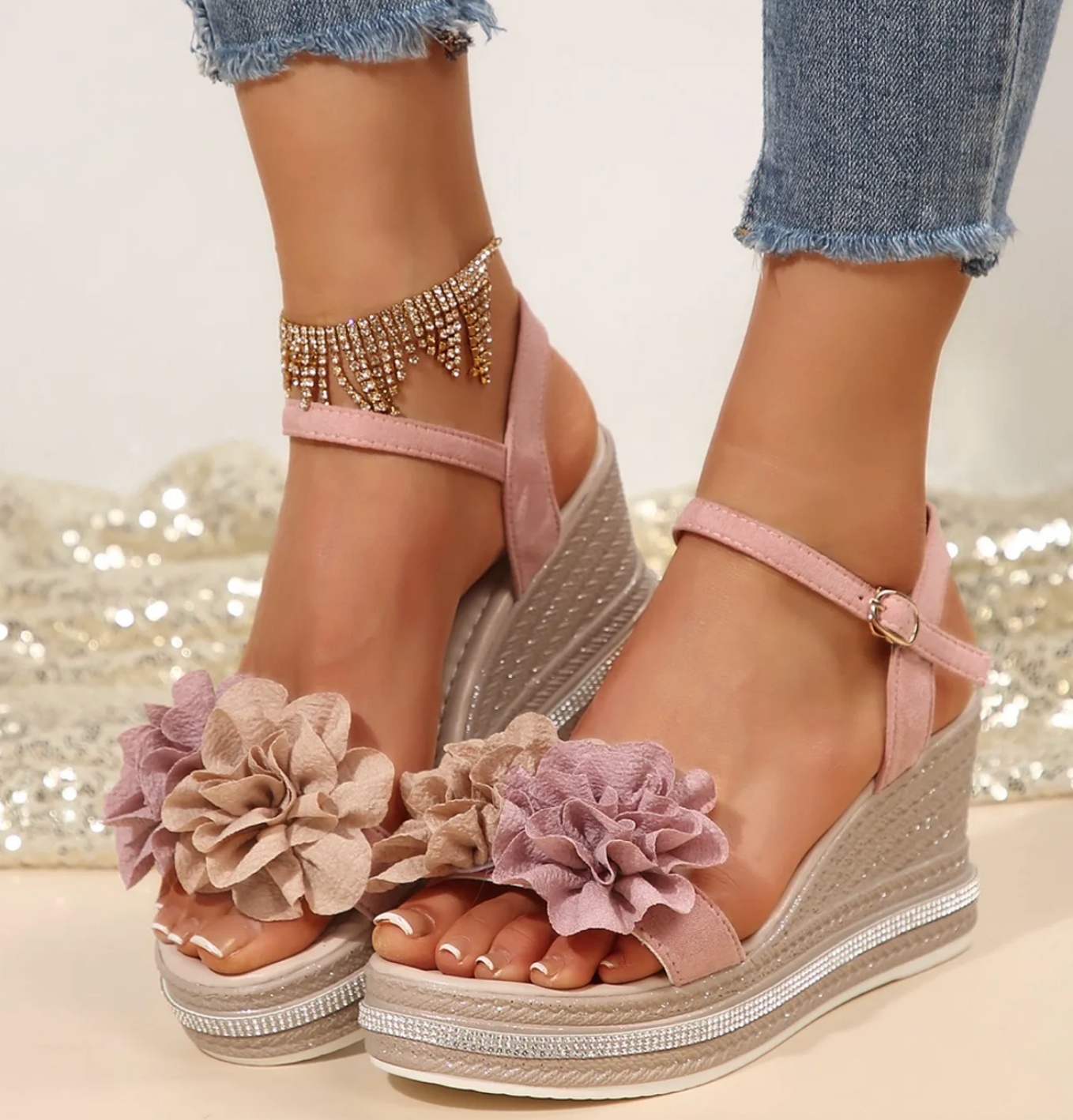 Ermalou | Feminine Sandalen mit Keilabsatz und weichen Blütenriemen
