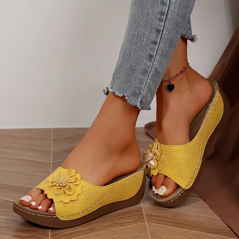 Weina | Minimalistische Keilsandalen mit floralen Details