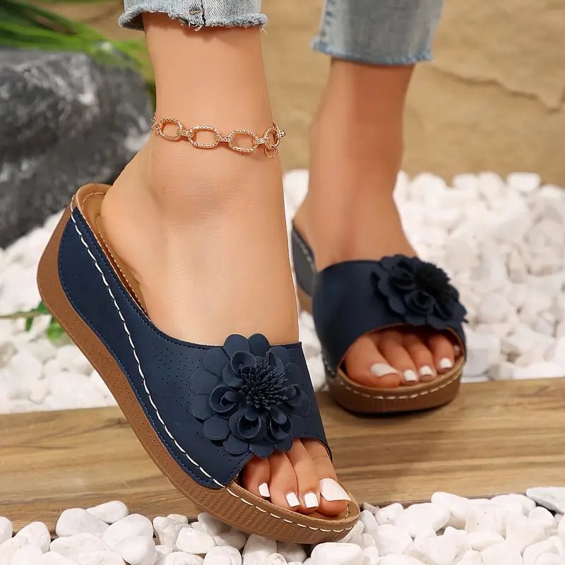 Weina | Minimalistische Keilsandalen mit floralen Details